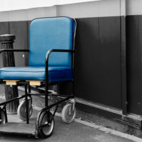 cadeira-de-rodas-azul-fora-do-hospital-doenca-preexistente-plano-de-saude