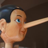 pinocchio de madeira nariz grande - artigo mentir para o juiz no tribunal